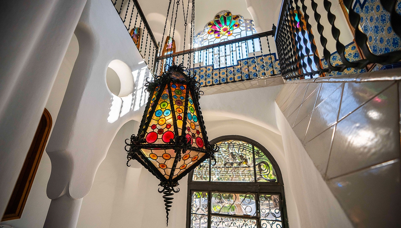 L'interior ben blanc de la casa contrasta força amb l'exterior