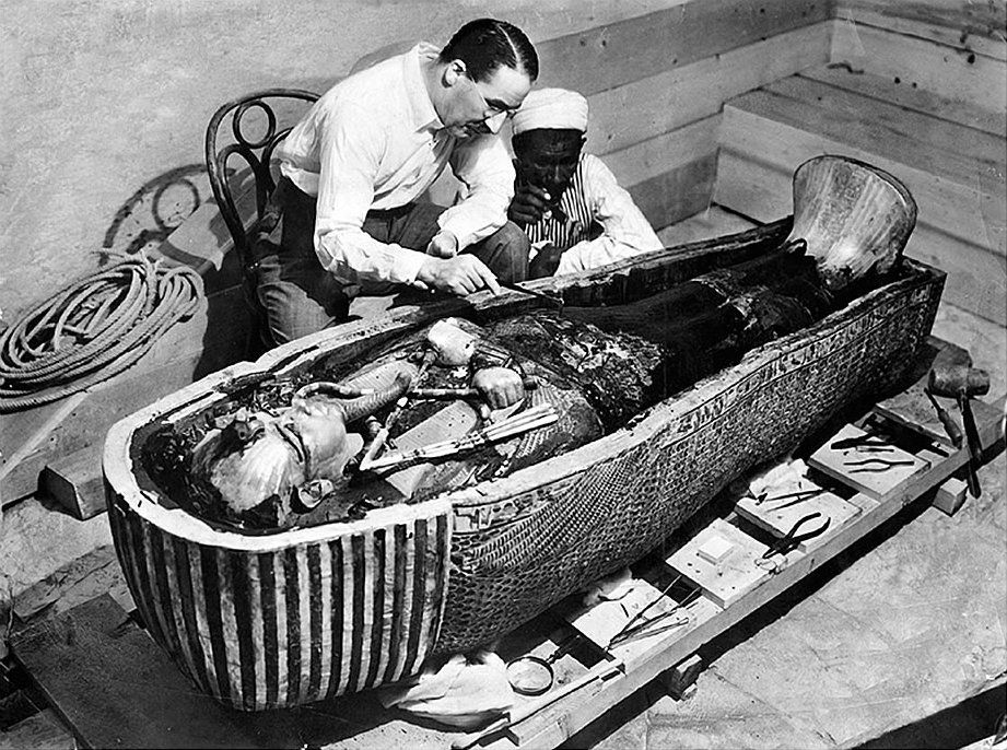 Howard Carter inspecciona el sarcòfag de Tutankamon Howard Carter inspecciona el sarcòfag de Tutankamon