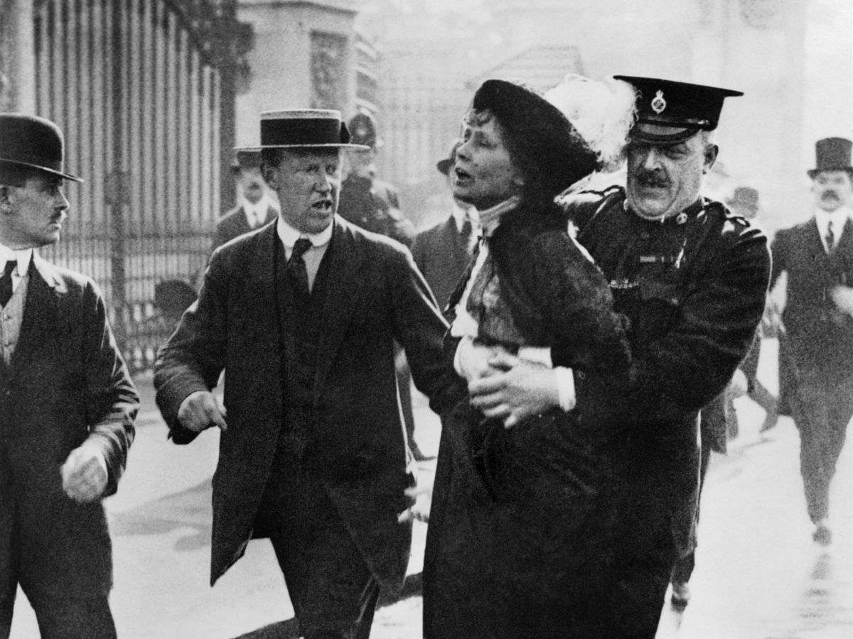 Emmeline Pankhurst, líder del moviment sufragista femení a Anglaterra, és arrestada el 1914 als afores del Palau de Buckingham després d'intentar presentar una petició de llei davant el rei Jordi V Emmeline Pankhurst, líder del moviment sufragista femení a Anglaterra, és arrestada el 1914 als afores del Palau de Buckingham després d'intentar presentar una petició de llei davant el rei Jordi V