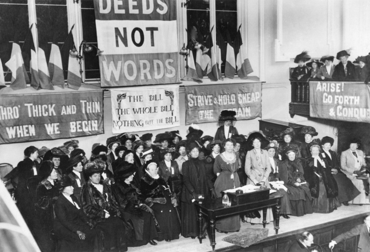 Reunió de la Unió Social i Política de les Dones el 1908, liderada per Emmeline Pankhurst Reunió de la Unió Social i Política de les Dones el 1908, liderada per Emmeline Pankhurst