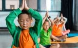 Nens i nenes practiquen ioga