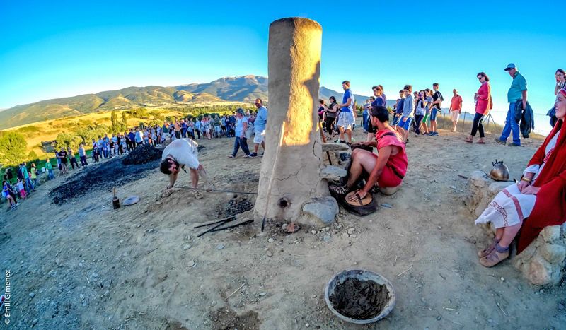 Recreació d'un forn de metall al jaciment ceretà de Castellot Recreació d'un forn de metall al jaciment ceretà de Castellot