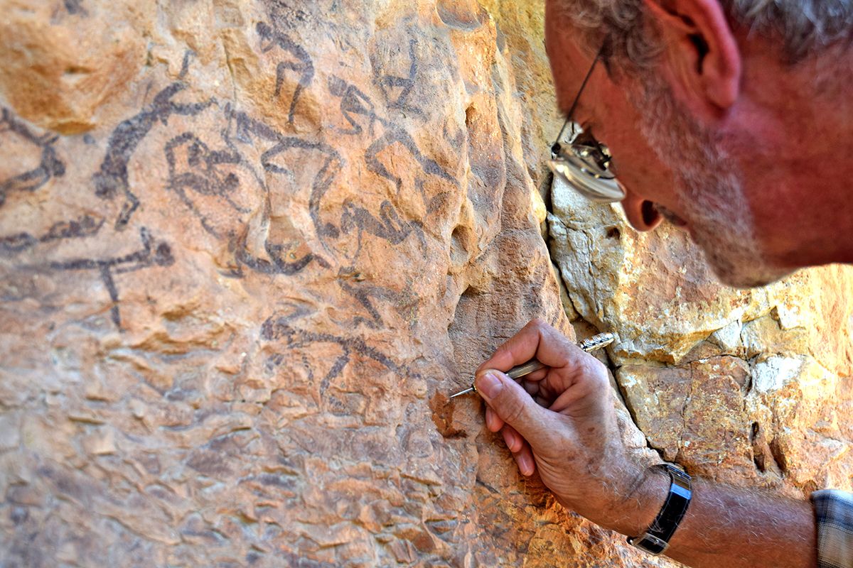Un expert neteja les pintures trobades prop de Capçanes Un expert neteja les pintures trobades prop de Capçanes