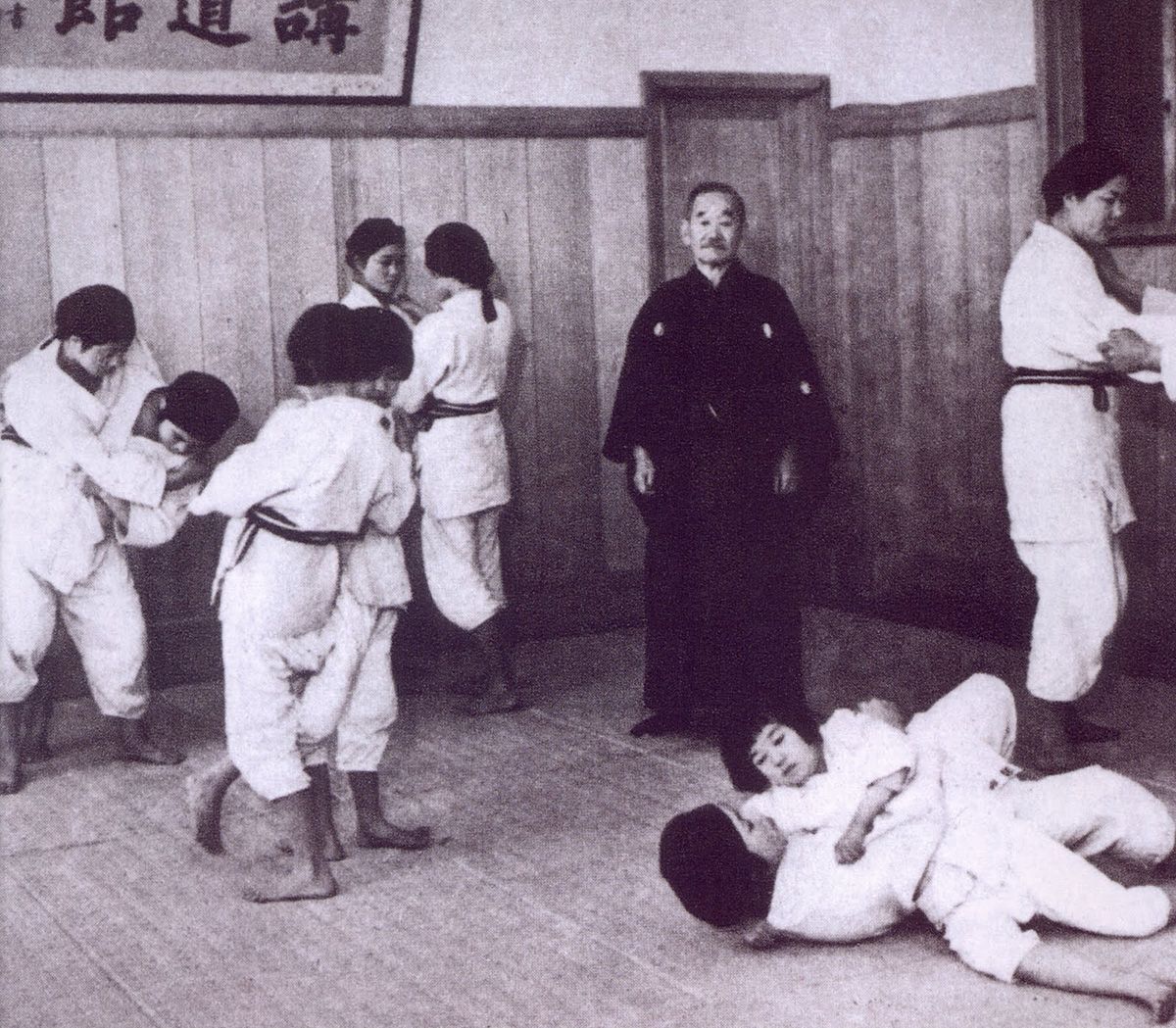 El mestre Jigoro Kano amb les seves alumnes El mestre Jigoro Kano amb les seves alumnes