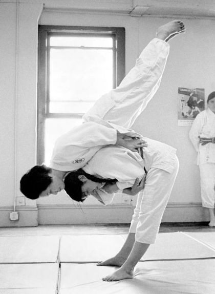 Keiko Fukuda ensenya en el seu club de judo