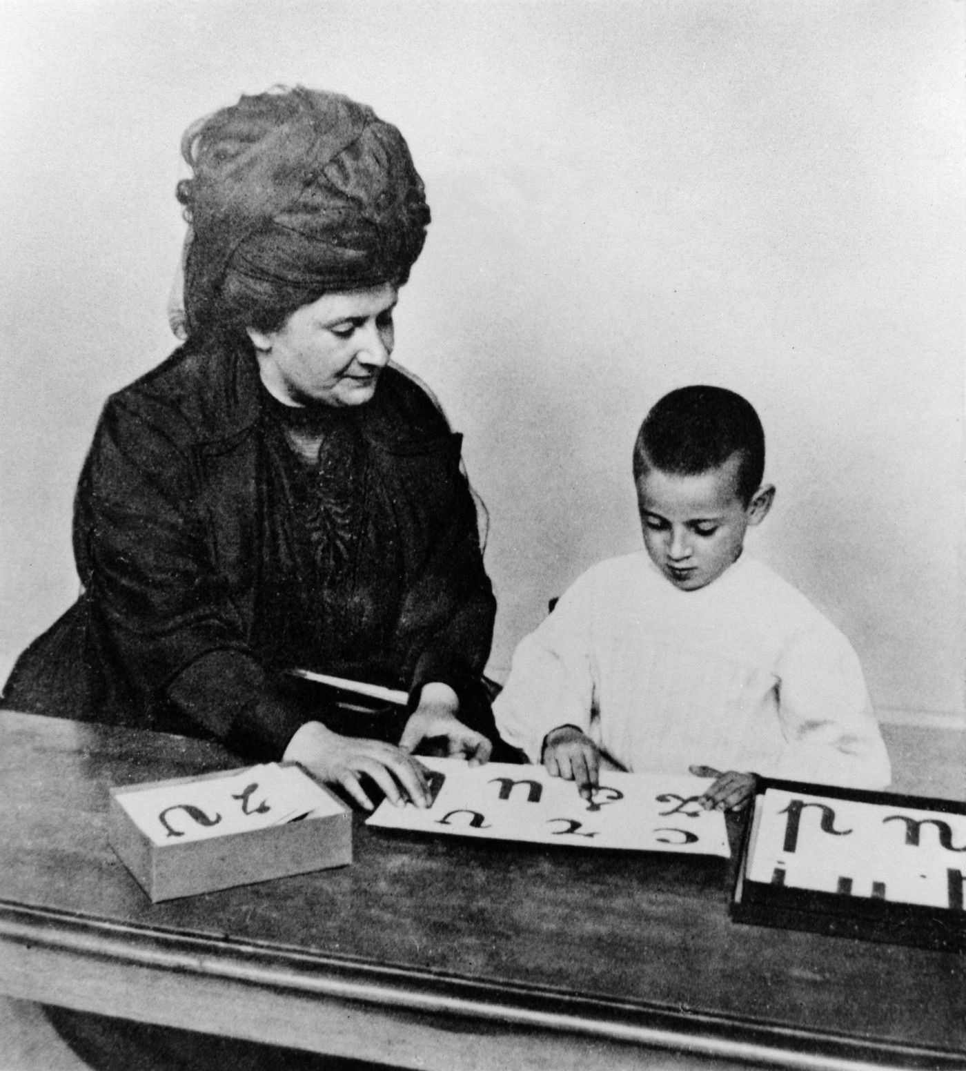 Maria Montessori a la seva escola el 1907