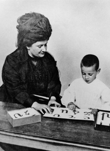 Maria Montessori a la seva escola el 1907