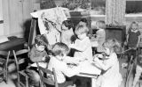 Nens en una escola Montessori Nens en una escola Montessori