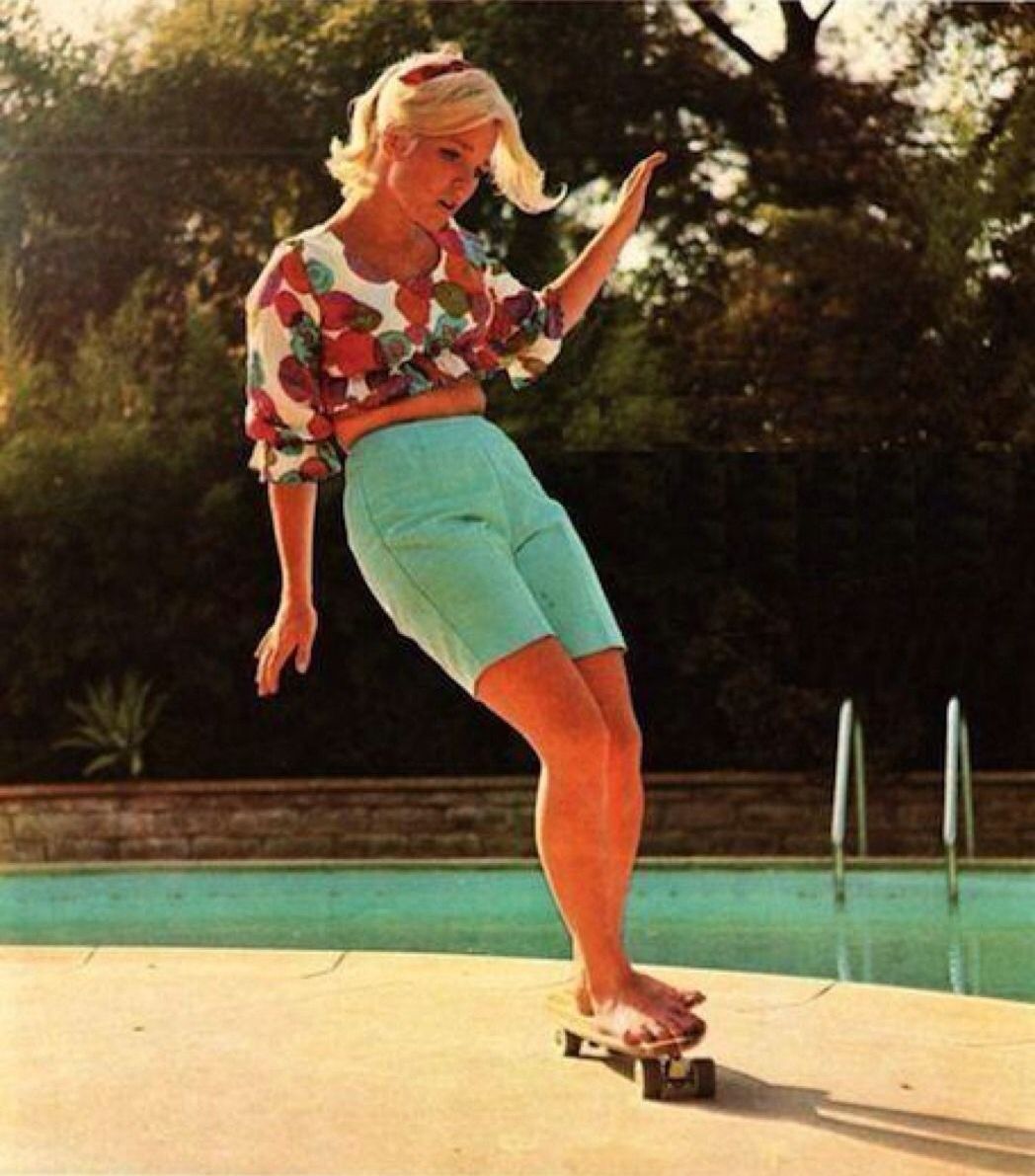 Patti McGee patina al costat d'una piscina Patti McGee patina al costat d'una piscina