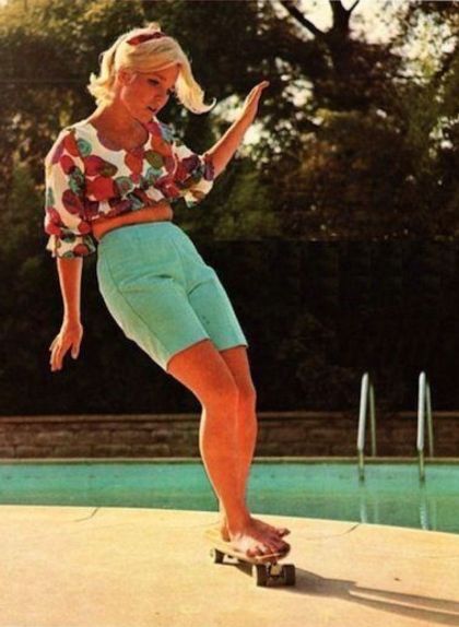 Patti McGee patina al costat d'una piscina
