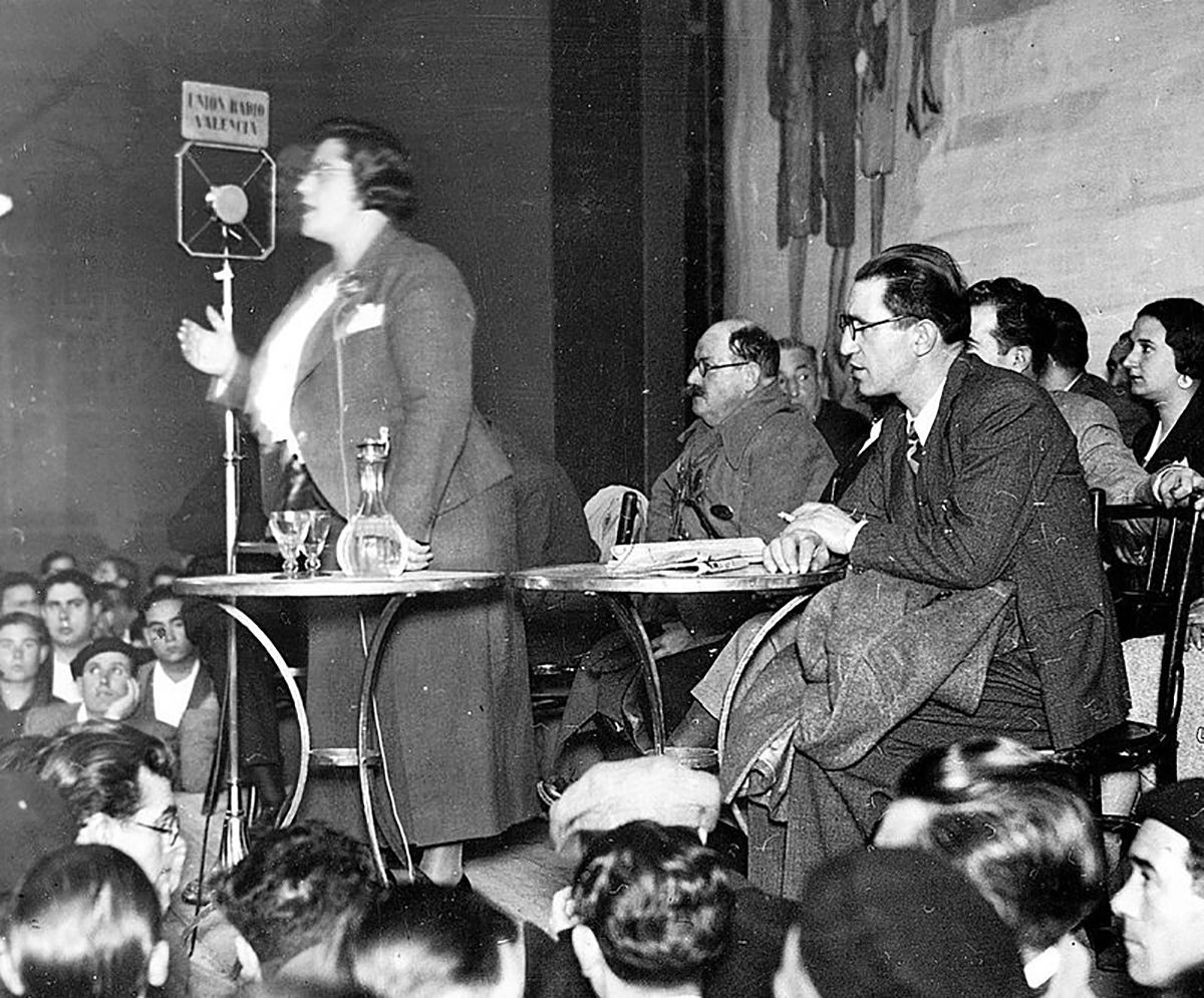 Frederica Montseny en un míting a València el 1937