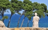 Aquesta estàtua que mira el mar és la troballa més important d'Empúries. Representa Asclepi, el déu grec de la medicina. Els malalts li resaven per guarir-se